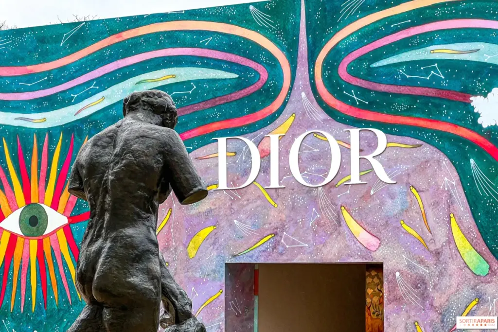 Personnalités en tenues de créateurs posant devant un défilé à la Fashion Week de Paris