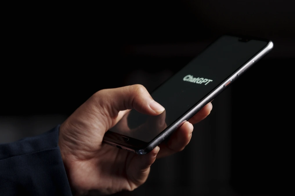 Personnes regardant un écran avec ChatGPT affiché, suivant ses réponses malgré une erreur visible.