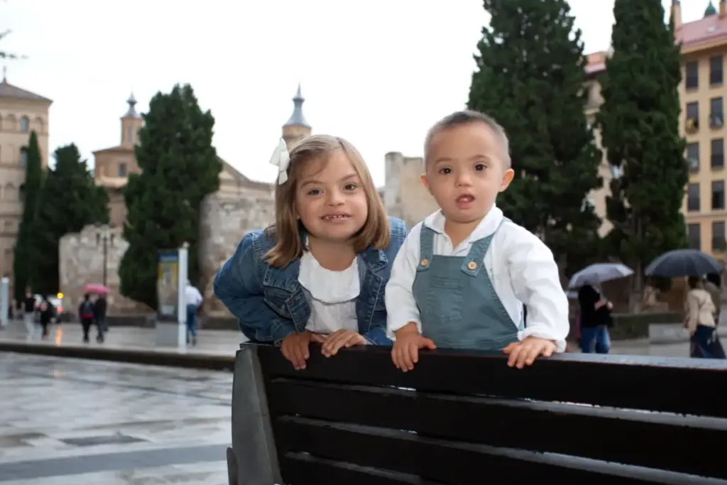Personnes trisomiques tenant des pancartes lors d’un rassemblement, demandant travail digne et autonomie