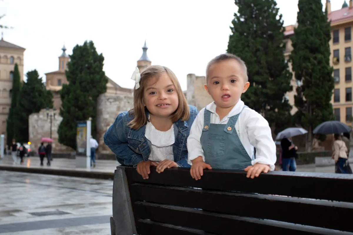 Personnes trisomiques tenant des pancartes lors d’un rassemblement, demandant travail digne et autonomie