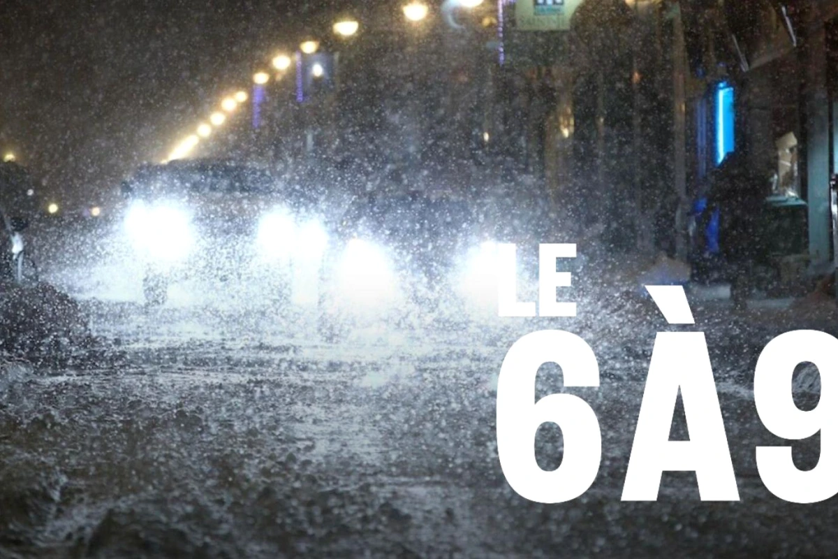 Phares DEL allumés sur une voiture de nuit, éclairant la route et éblouissant légèrement les véhicules en face