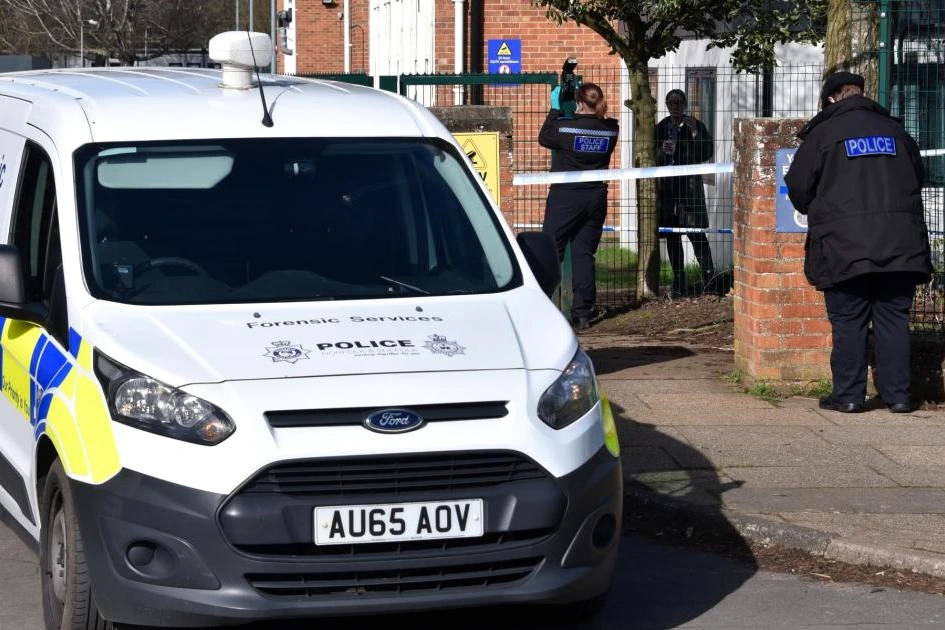 Police et ambulances devant un collège après l’agression au couteau d’une adolescente, rubans de sécurité visibles