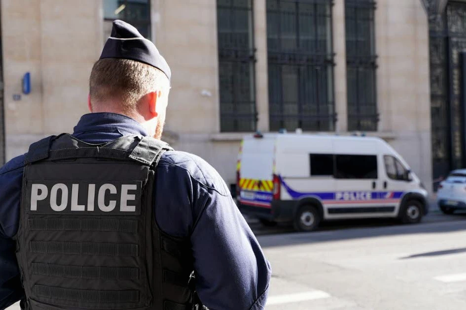 Policiers à Paris près d’un ruban de sécurité, patrouille renforcée après un attentat déjoué.