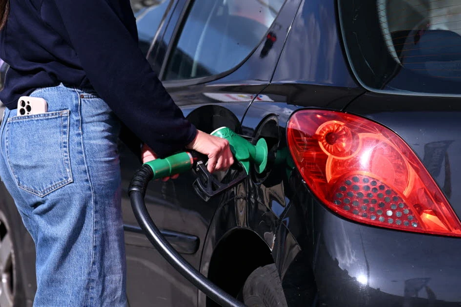 Pompe à essence affichant des prix élevés des carburants dans le Grand Nancy, station-service en arrière-plan