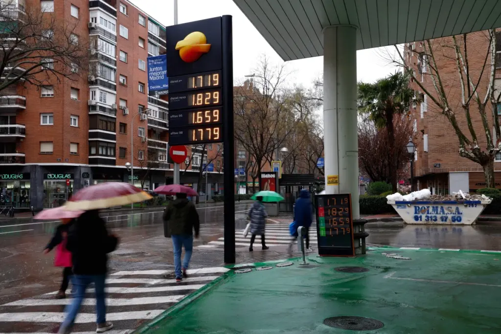 Pompe à essence et compteur d’électricité affichant des prix, illustrant le plan anticrise sur énergie et carburant