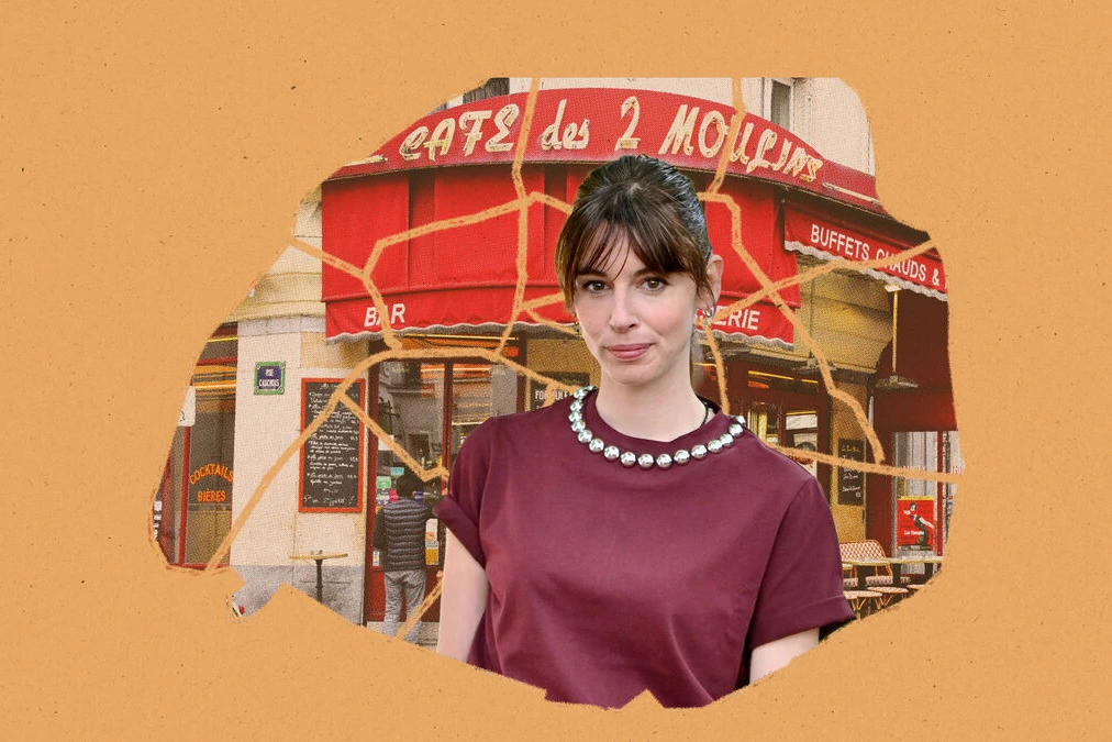 Portrait de Bérangère McNeese souriante, assise à une terrasse de café parisien, en lumière douce.