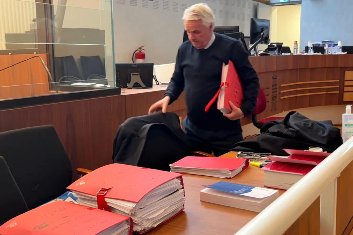 Portrait de Justine Vayrac en médaillon, affiché sur un panneau lors d’un rassemblement en extérieur