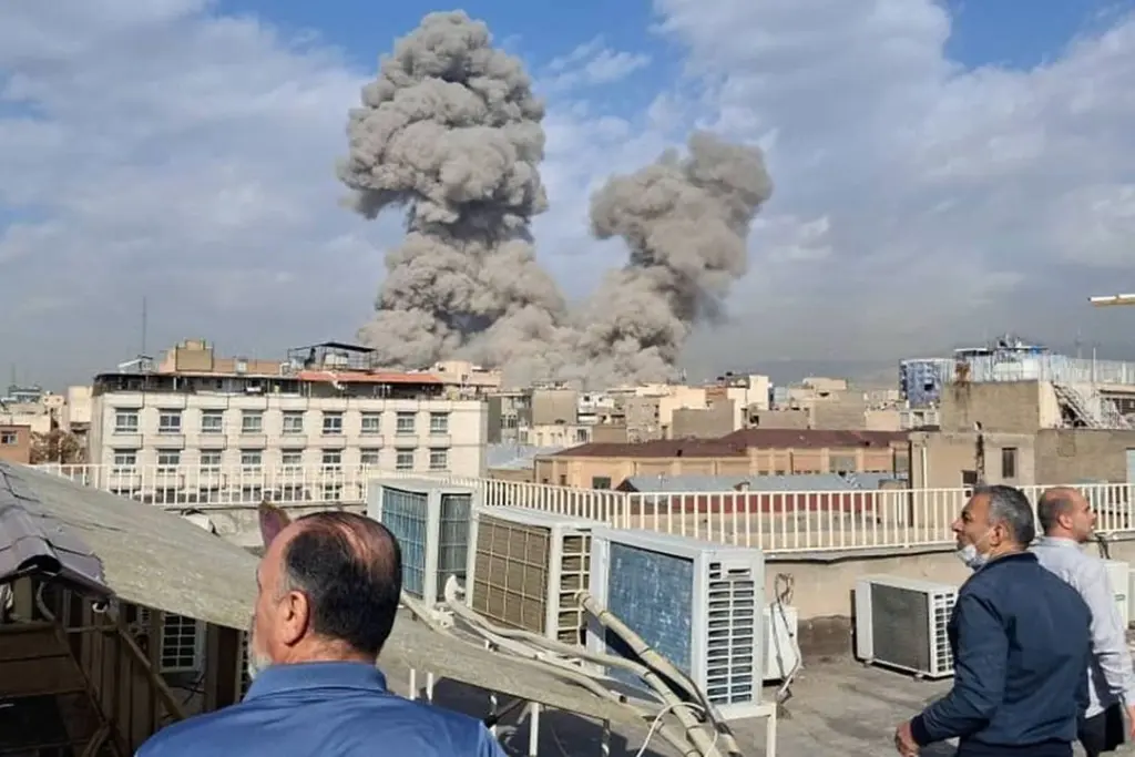 Portrait de Khamenei en arrière-plan, avec drapeaux iraniens et foule rassemblée dans une rue.