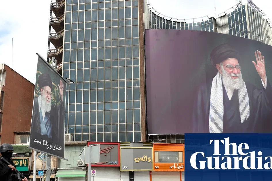 Portrait de l’ayatollah Ali Khamenei en gros plan, avec drapeaux iraniens flous en arrière-plan.