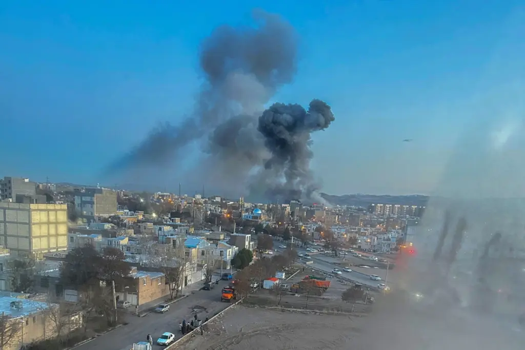 Portrait de Mojtaba Khamenei en tenue sombre, visage sérieux, devant un fond neutre.