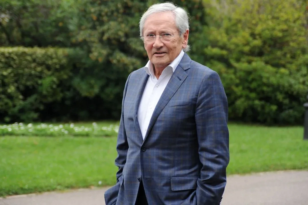 Portrait en noir et blanc du journaliste Fernando Ónega, regard sérieux, sur fond neutre.