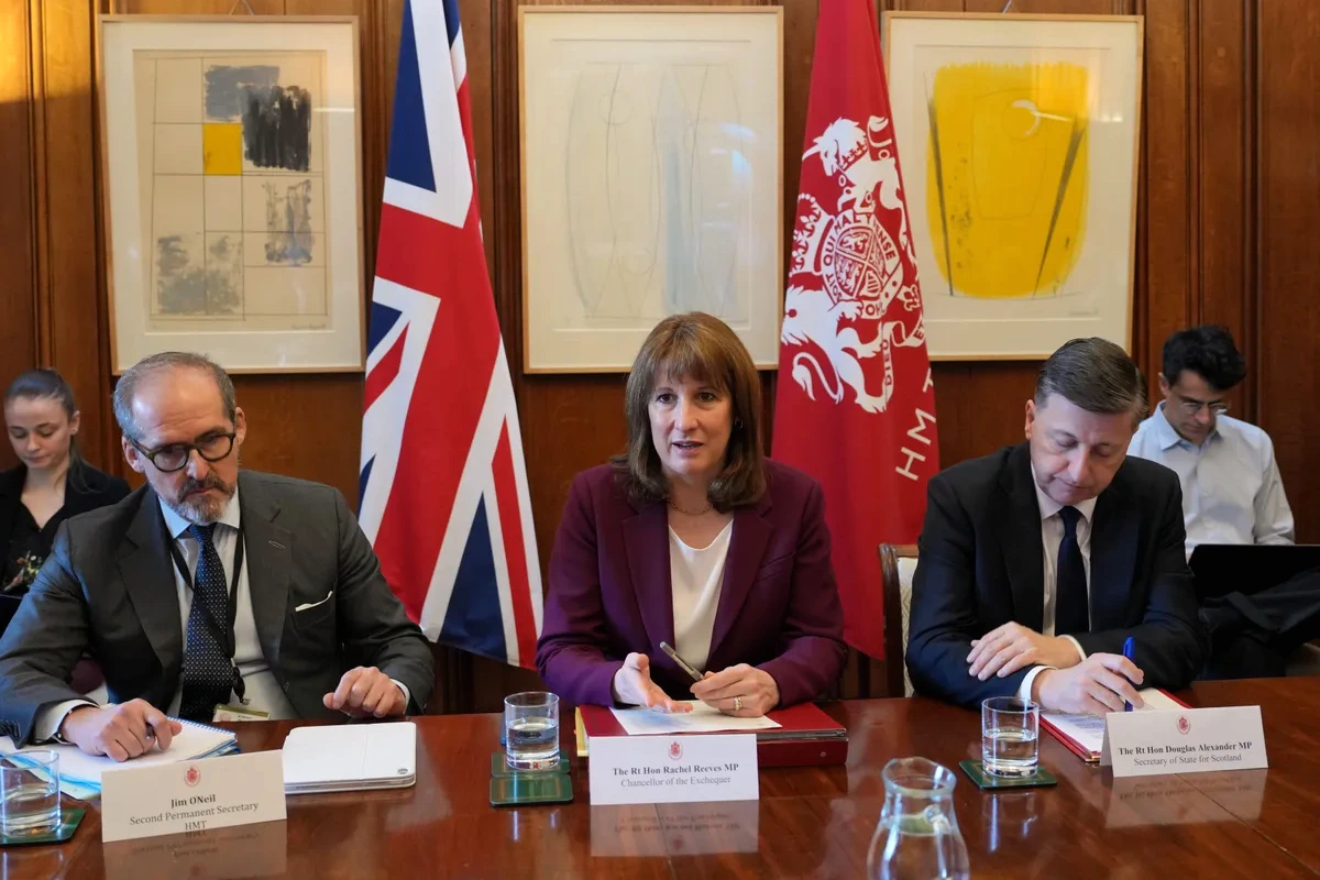 Rachel Reeves en gros plan, parlant devant des micros, avec un fond flou évoquant la mer du Nord