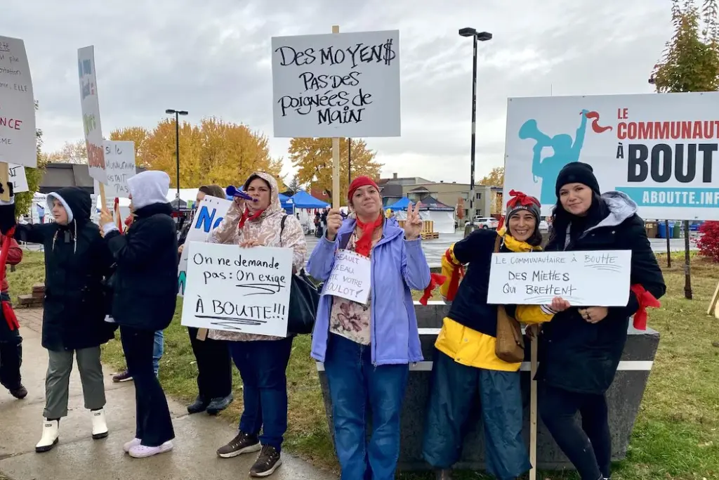 Représentants du milieu communautaire québécois en conférence de presse, micros devant eux, demandant une table d’urgence