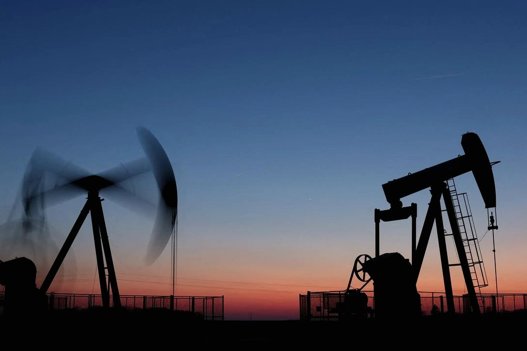 Roland Lescure en costume, micro devant lui, s’exprime lors d’une conférence de presse à Paris