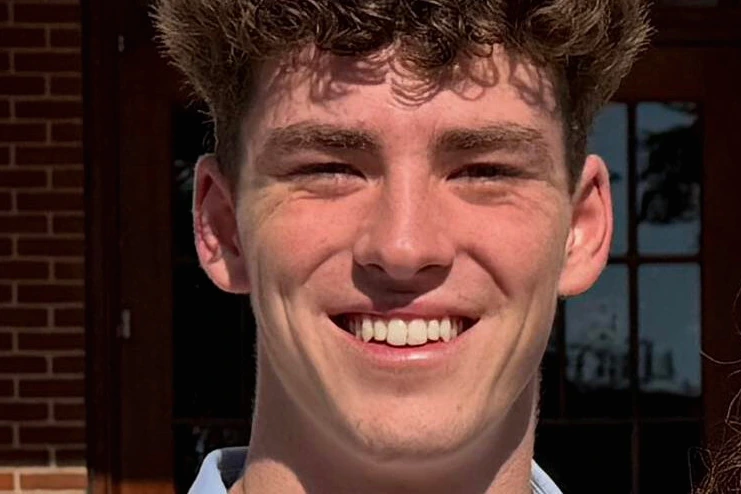 Ruban de police et voitures de patrouille sur une route en Espagne, enquête sur l’étudiante américaine disparue retrouvée morte