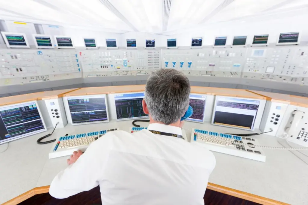 Salle de contrôle en Espagne lors du black-out, écrans de surveillance allumés et opérateurs au travail