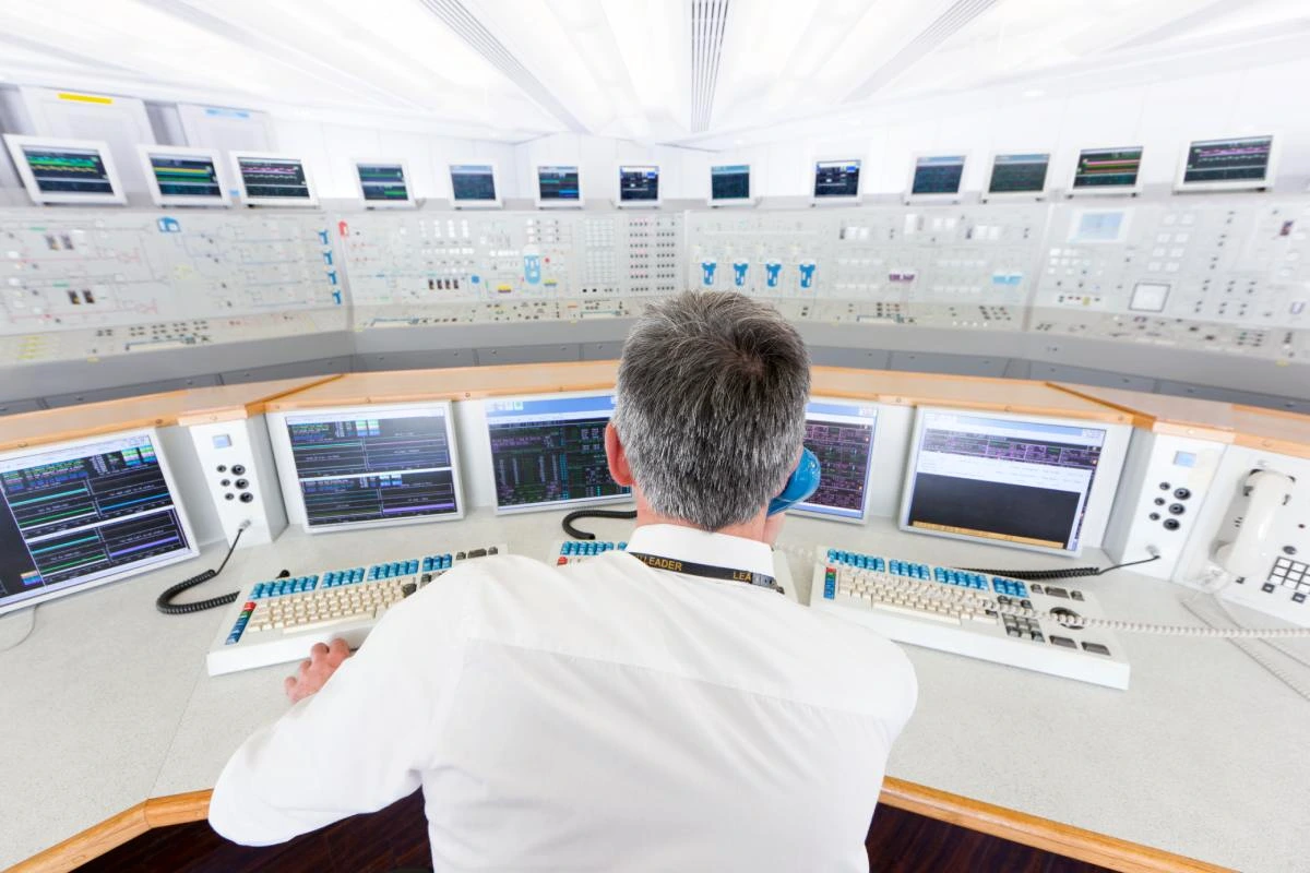 Salle de contrôle en Espagne lors du black-out, écrans de surveillance allumés et opérateurs au travail