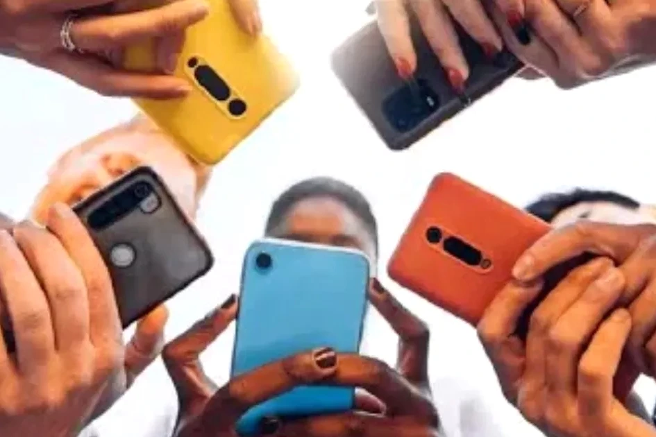 Samsung Galaxy A16 posé sur une table, écran allumé affichant l’accueil et son module photo visible