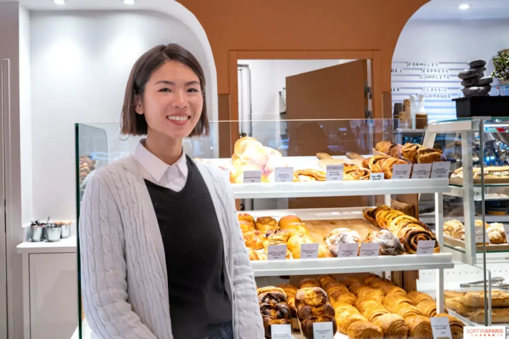 Sandwich primé du Grand Paris, garni et coupé en deux, posé sur une planche dans une sandwicherie du 11e