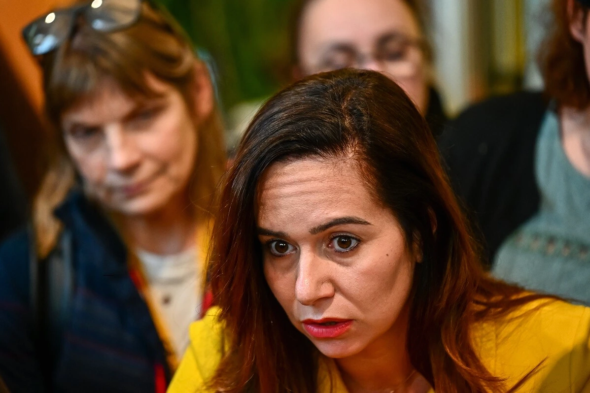 Sarah Knafo posant devant l’Hôtel de Ville de Paris, micro et caméras au premier plan