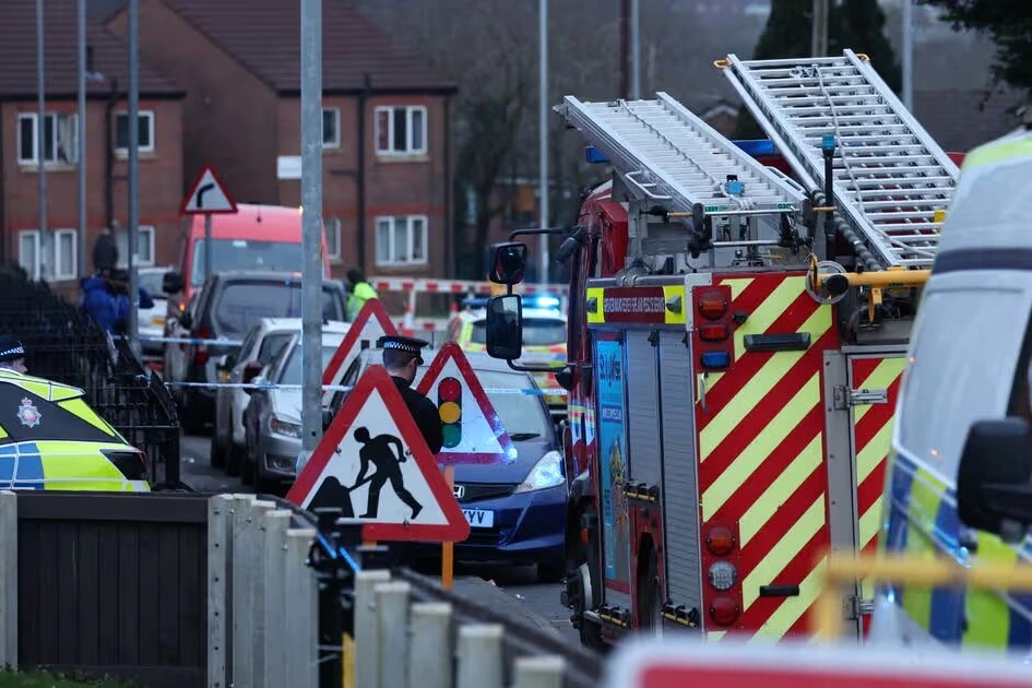Scène de crime à Rochdale avec ruban de police et enquêteurs près d’une zone bouclée après un homme abattu