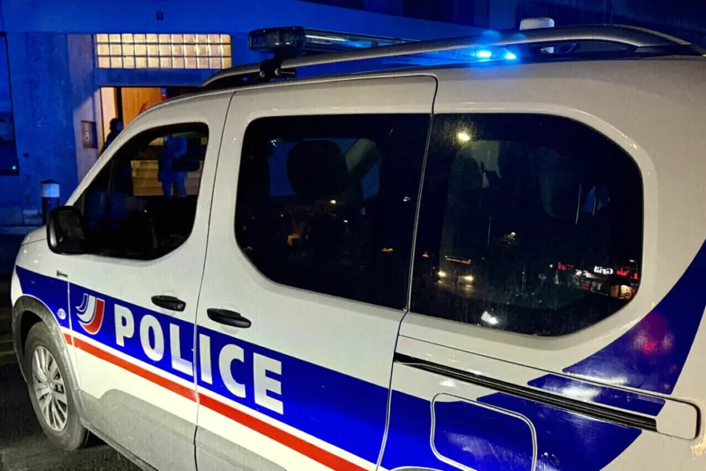 Scène de rue à Paris avec ruban de police et enquêteurs près d’une boucherie après un boucher poignardé.