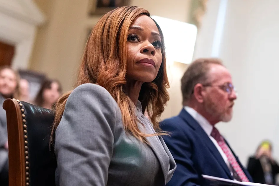 Sheila Cherfilus-McCormick au Capitole, en tailleur, s’exprimant devant des micros et journalistes