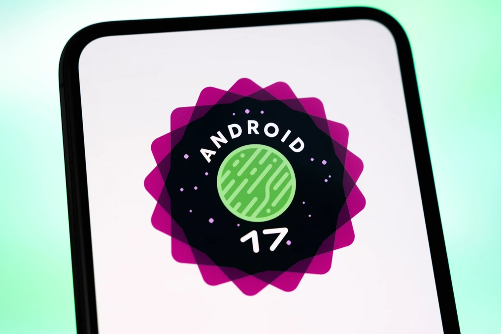 Smartphone Android 17 affichant bulles de notifications et fenêtres flottantes de multitâche à l’écran