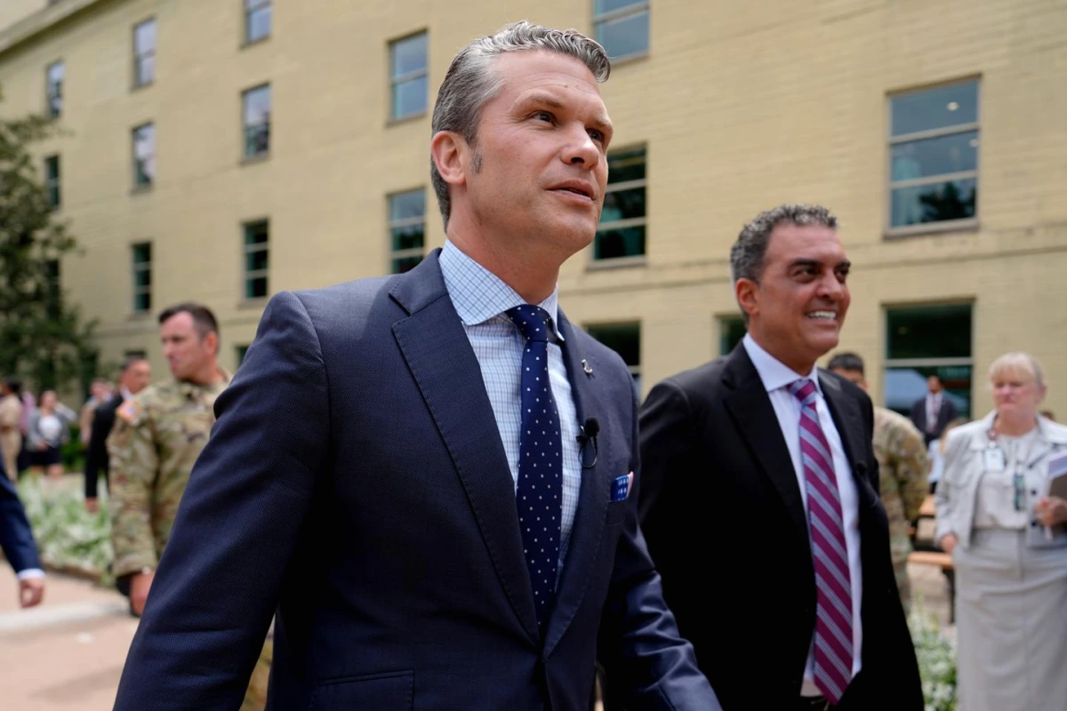 Soldat devant une interface holographique d’IA affichant une carte et des drones en arrière-plan