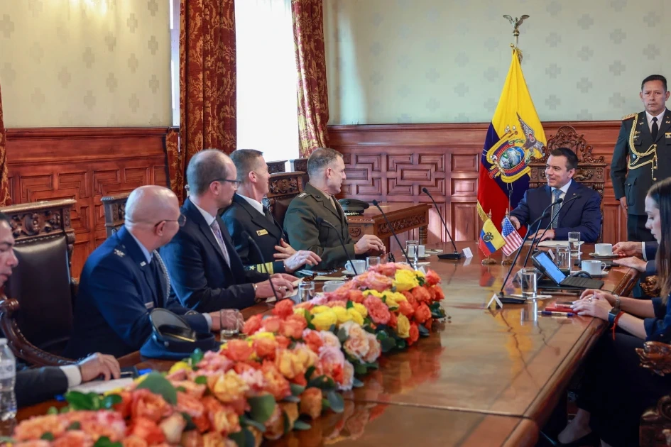 Soldats de l’armée américaine en tenue, près d’un hélicoptère sur une piste en Équateur.