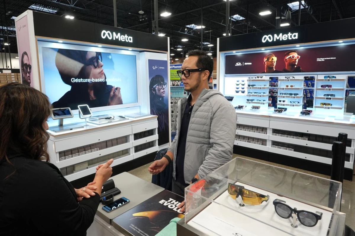 Sous-traitants Meta à Nairobi portant des lunettes connectées, assis devant des écrans dans un bureau lumineux