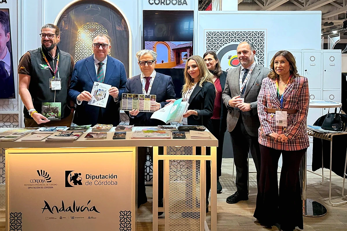 Stand de la Diputación de Córdoba à Berlin, avec affiches de la route des châteaux et visiteurs autour