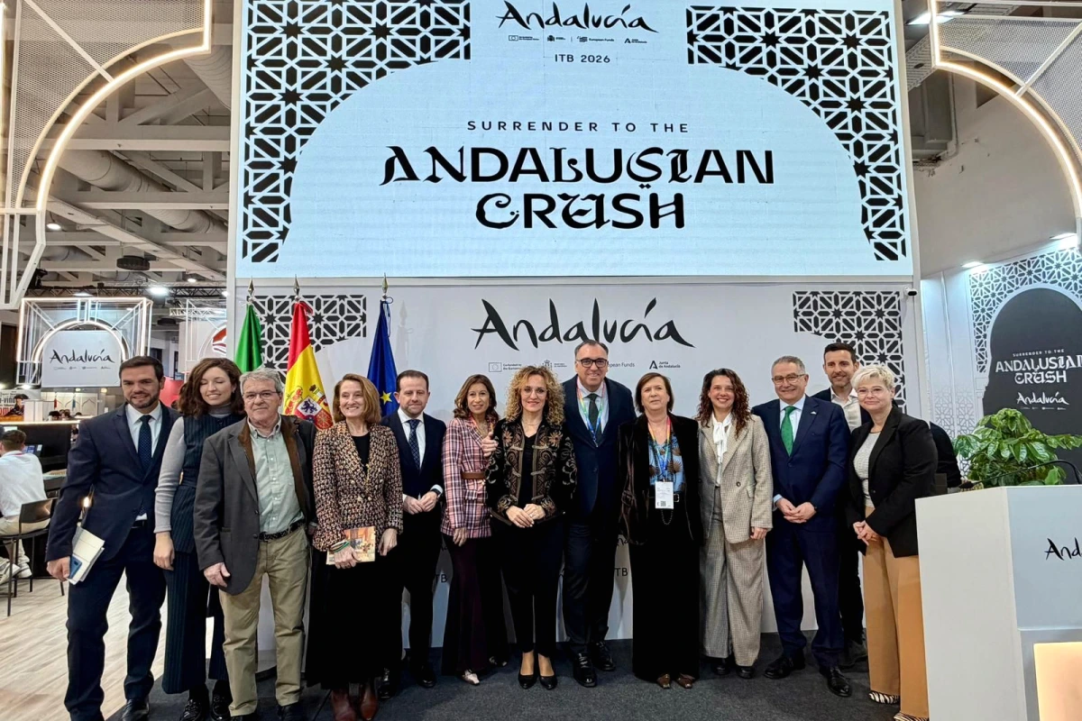 Stand de la Diputación de Grenade à l’ITB Berlin, avec affiches promotionnelles et visiteurs en salon