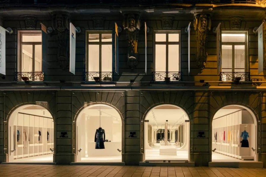 Stars posant devant un défilé à la Fashion Week de Paris, tenues couture et accessoires audacieux