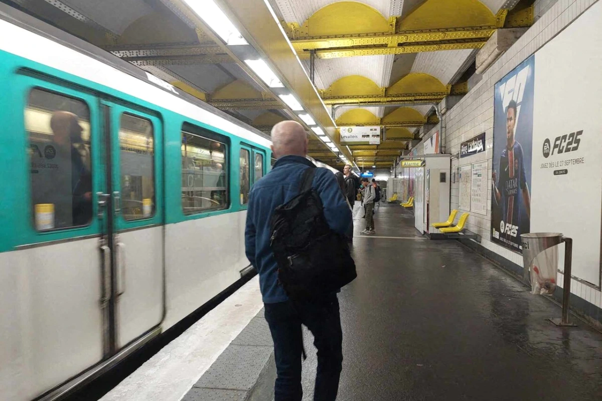 Station de métro RATP à Paris avec quai partiellement fermé et rubans de sécurité, voyageurs attendant