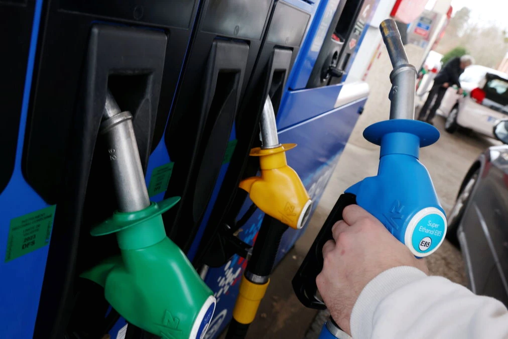 Station-service avec affichage des prix du carburant, en hausse, et mention de l’État débloquant 70