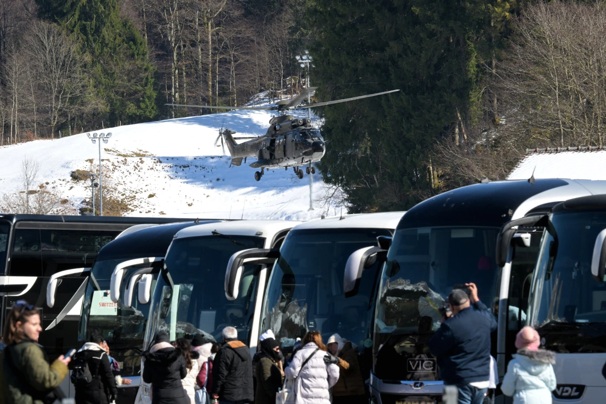 Télécabine accidentée en Suisse, suspendue au-dessus des pistes près d’une station de ski, secours au sol