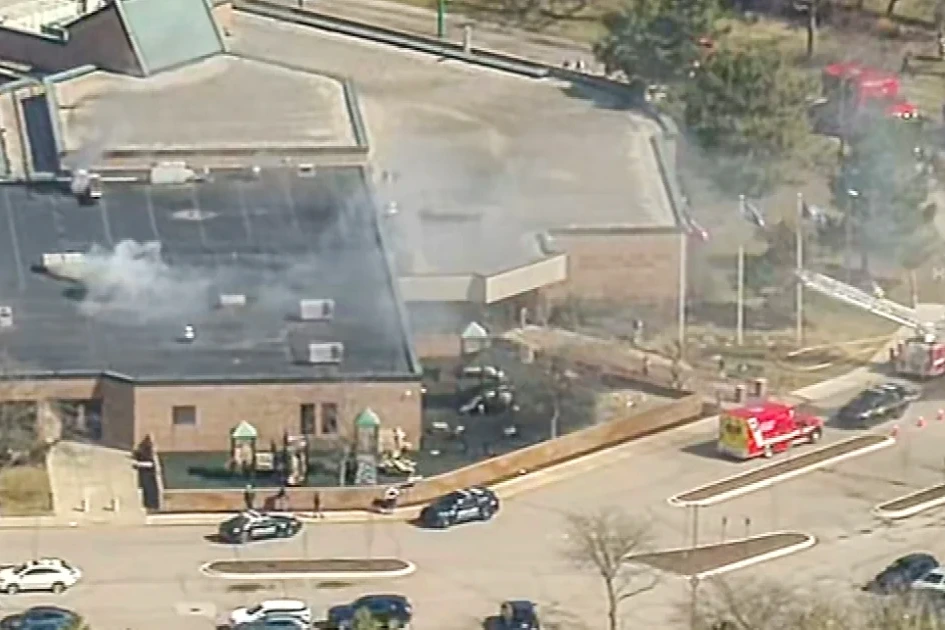 Temple Israel dans le Michigan, façade et entrée sécurisée avec ruban de police après l’attaque