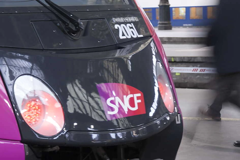 TGV SNCF à quai en gare, affichage annonçant 2 h de retard sur la ligne Sud-Est vers Paris