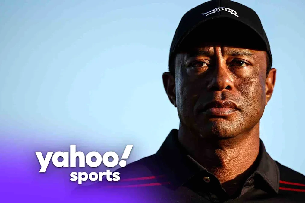 Tiger Woods menotté, escorté par des policiers en uniforme devant un véhicule de police en Floride