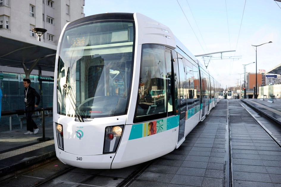Tramway à Paris à l’arrêt, policiers et ruban de sécurité près de la rame après une agression au couteau
