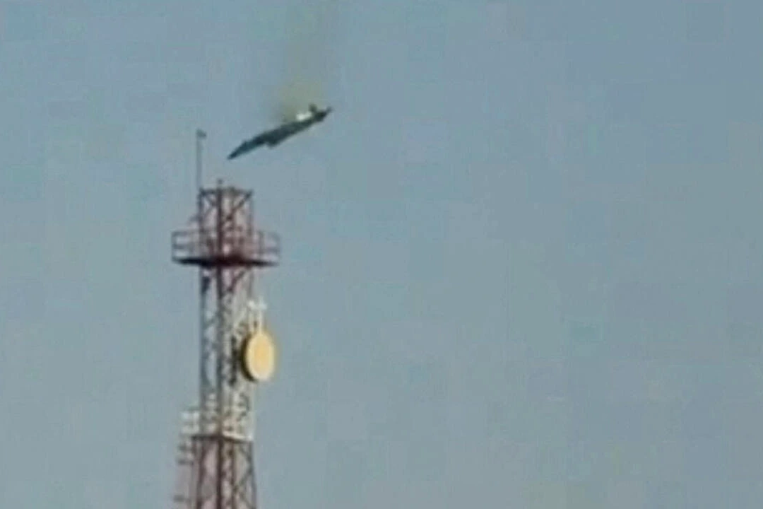 Trois avions de chasse américains en vol au-dessus du désert du Koweït, silhouettes sombres dans le ciel clair