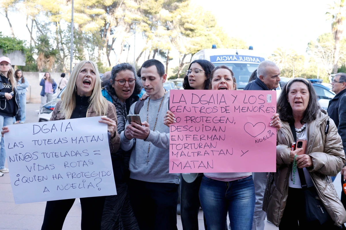Une experte en bioéthique s’exprime au micro lors d’une conférence, devant un écran de présentation.