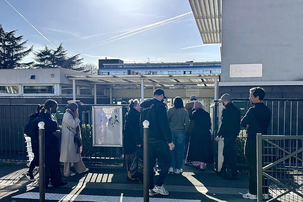Une femme agressée à Argenteuil, assise sur un trottoir, entourée de policiers et de rubans de sécurité