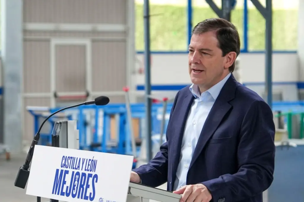 Urne de vote et bulletins devant une carte de Castille-et-León, avec graphiques de sondages en arrière-plan