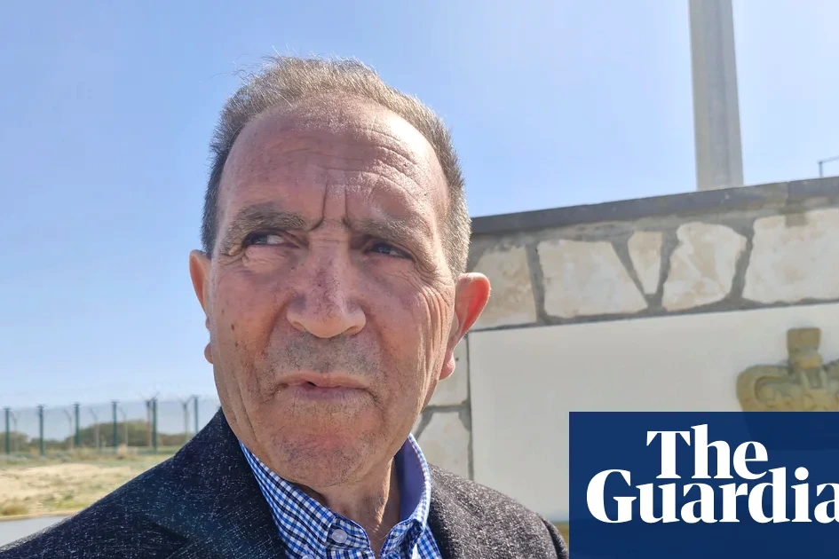 Village chypriote près d’Akrotiri, maisons et rues calmes sous ciel gris après une frappe de drone de la RAF