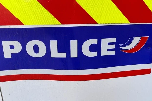 Voiture de police à Paris devant une école, ruban de sécurité et agents sur le trottoir après l’interpellation de 3 hommes