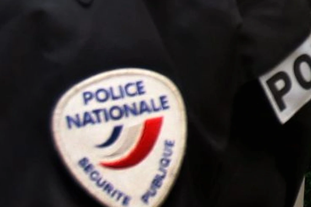 Voitures de police et ruban de sécurité devant le domicile où une femme a été tuée à coups de marteau