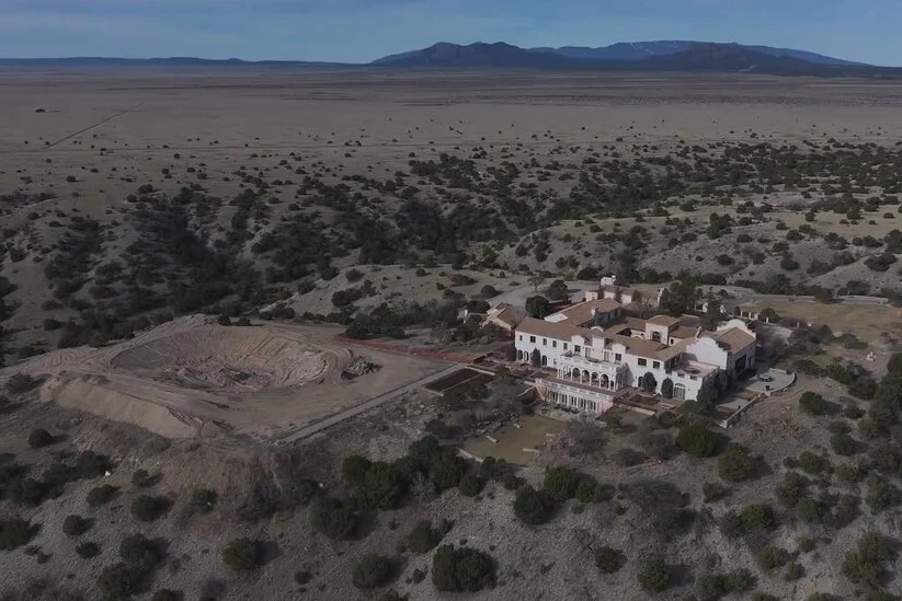 Vue aérienne du ranch d’Epstein au Nouveau-Mexique, bâtiments isolés et pistes au milieu du désert