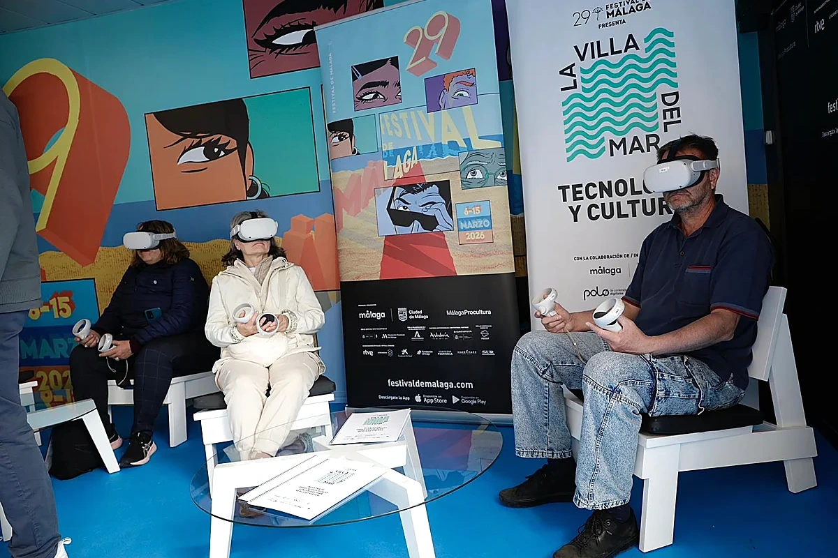 Vue de La Malagueta au Festival de Málaga, avec caméras et écrans de tournage installés sur la plage